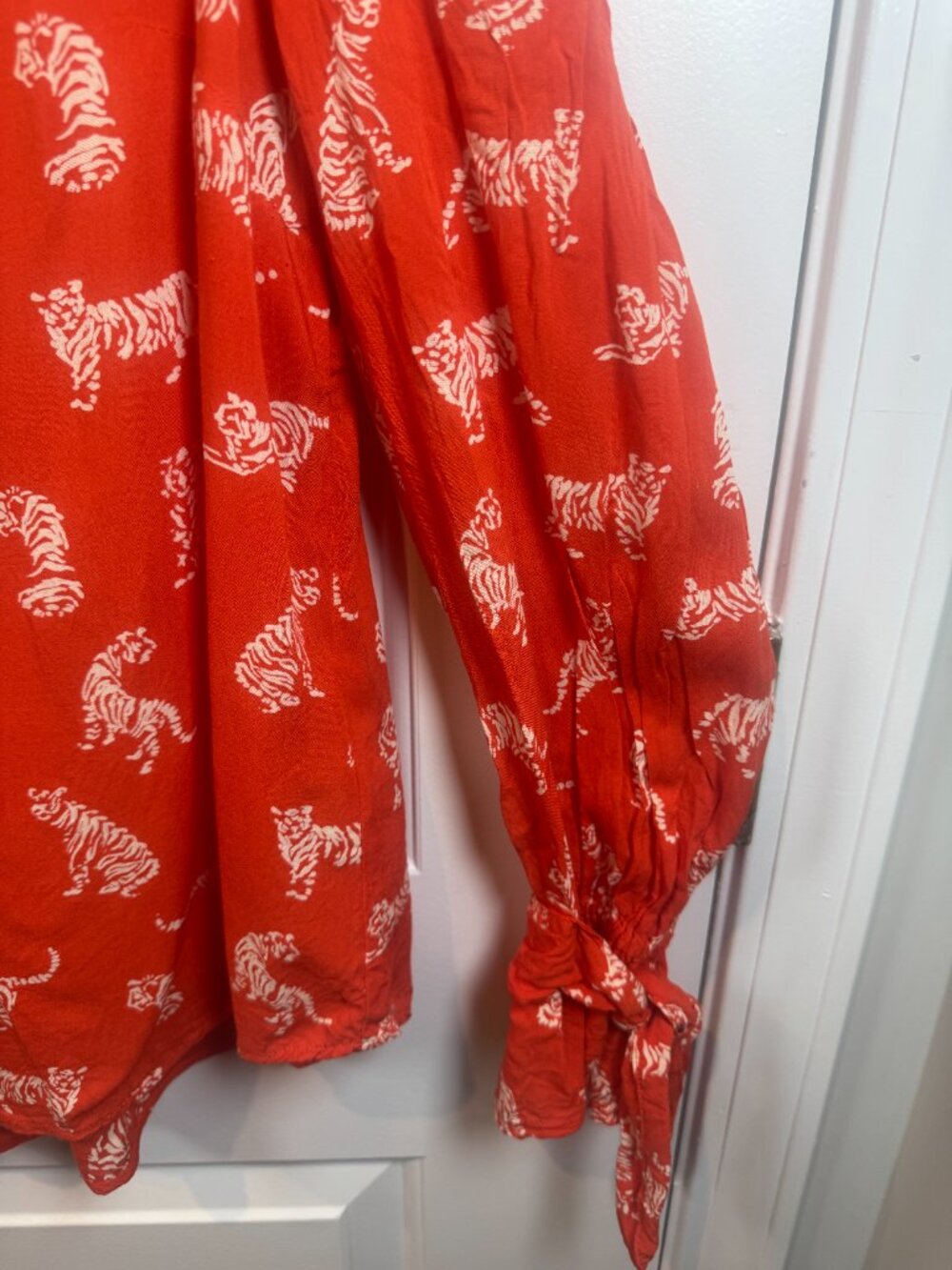 Vibrant Anthropologie Margaret Jeane Tiger Print Tie Cuff Blouse Top Size 12 - Picture 4 of 9